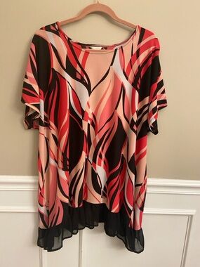 C Est 1946 Flowing Vibrant Abstract  Print Tunic in Coral, Black & White 22/24W
